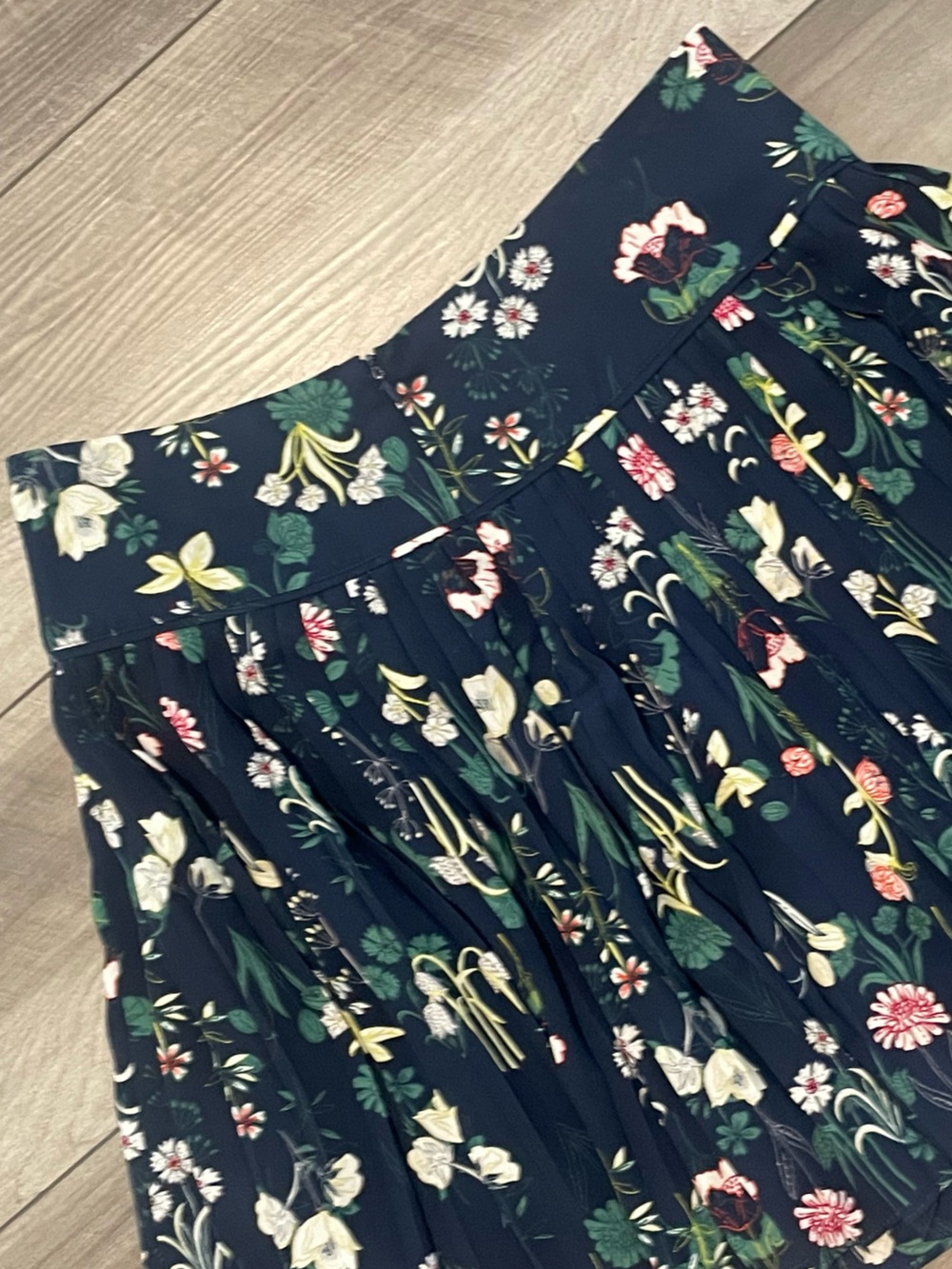 Ann Taylor LOFT Valley Floral Pleated Skirt Size 4 - Picture 3 of 9